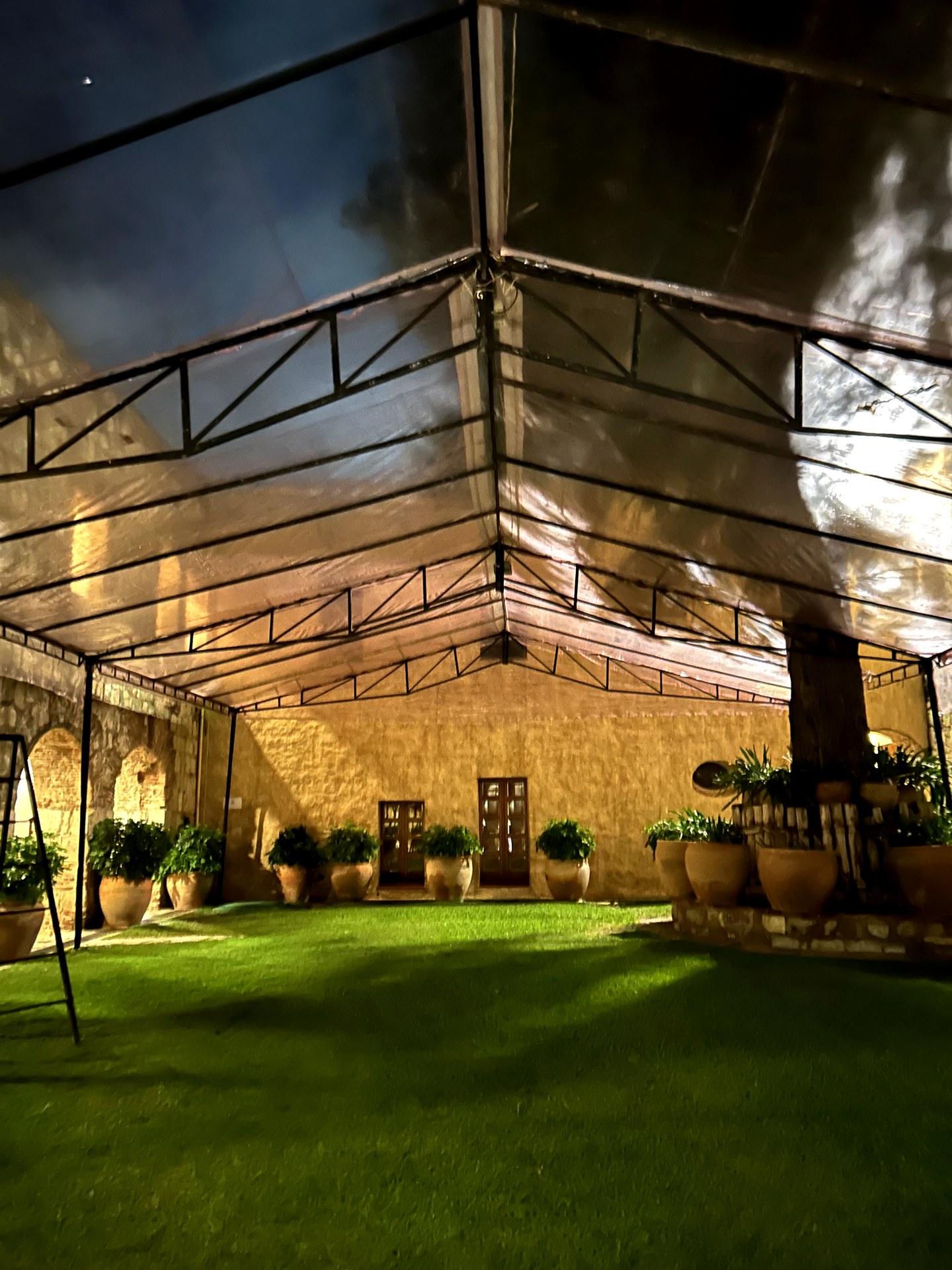 Carpa transparente con techo de cristal para evento nocturno en Oaxaca